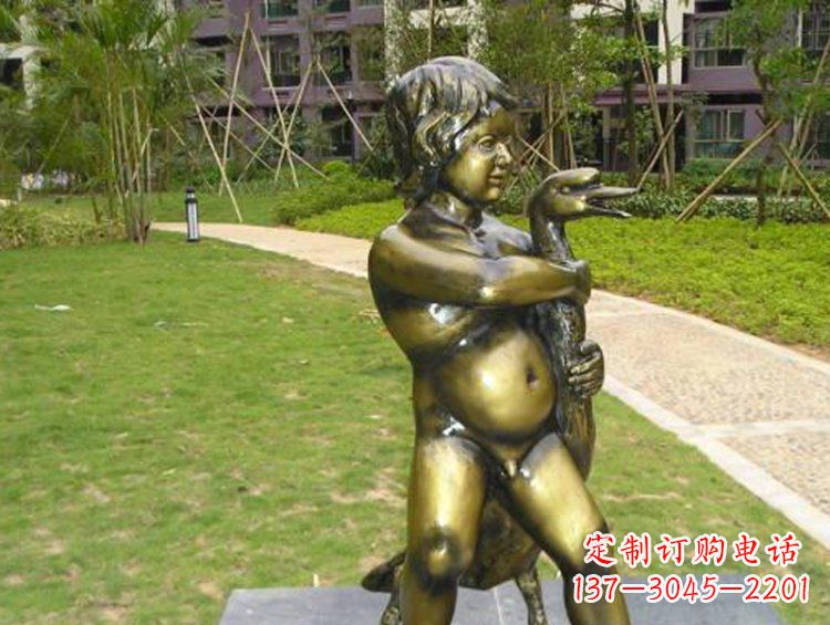 漳州抱着鹅的男孩城市玻璃钢仿铜景观雕塑