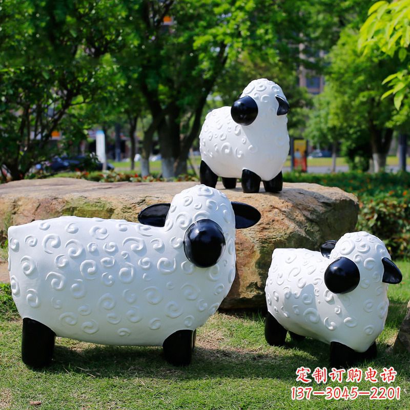 漳州玻璃钢卡通动物雕塑,增添公园草坪韵味