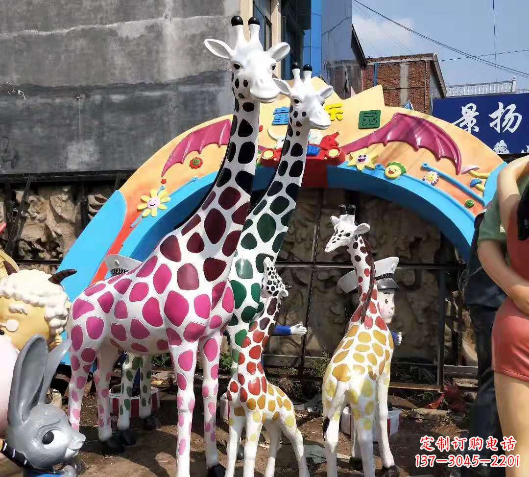漳州玻璃钢材质的长颈鹿雕塑——点缀公园景观