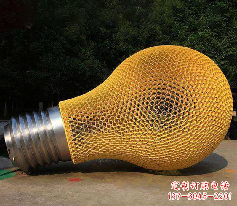漳州不锈钢灯泡雕塑灯光下的美丽