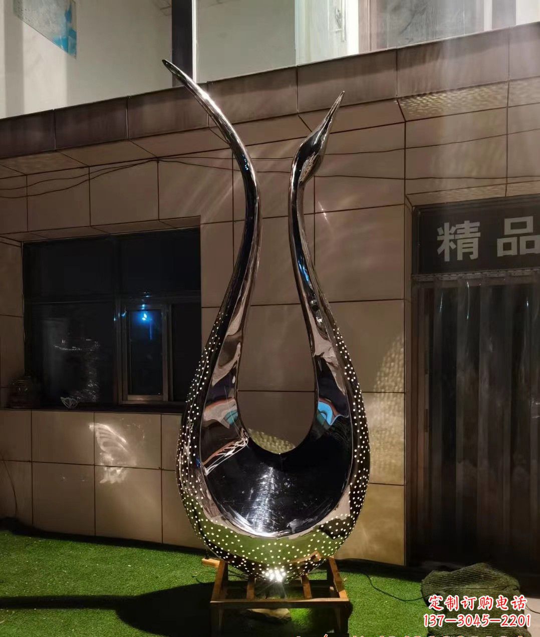 漳州不锈钢镜面天鹅雕塑——象征着美丽与坚强