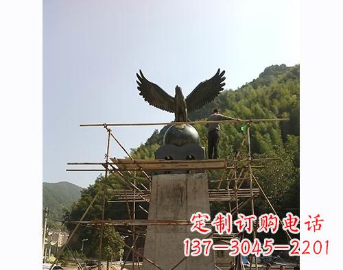漳州不锈钢老鹰踩地球雕塑缅怀大自然之美