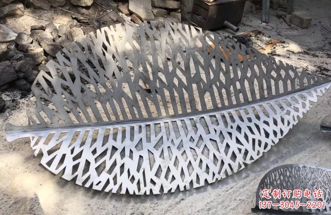 漳州不锈钢镂空树叶雕塑艺术的精美结合