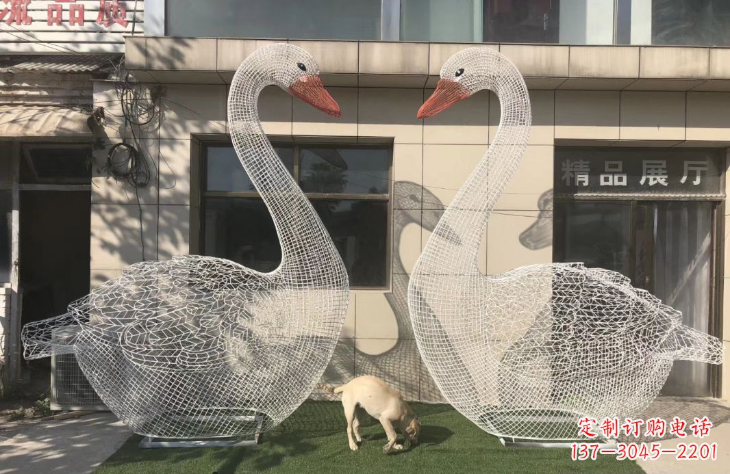 漳州不锈钢镂空天鹅雕塑给室外增添美感