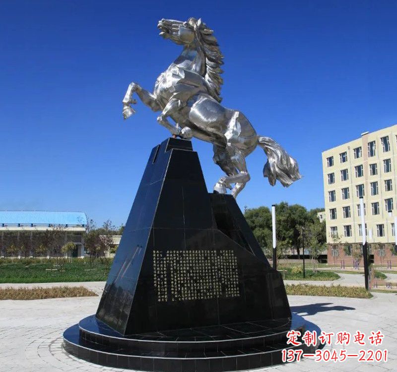漳州不锈钢企业广场上的马雕塑