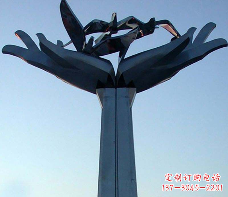 漳州不锈钢手托鸽子雕塑象征着和平与爱