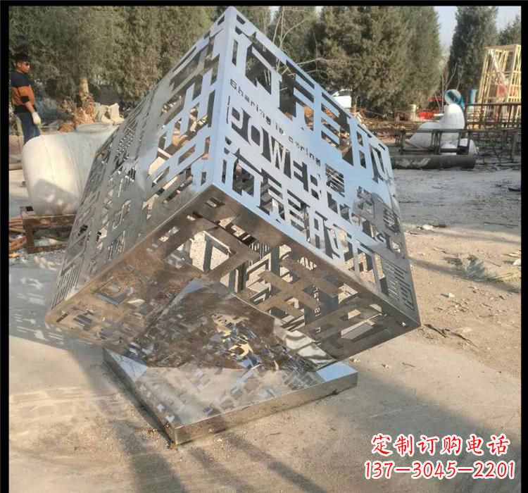 漳州不锈钢艺术镂空魔方雕塑给空间带来新的灵感