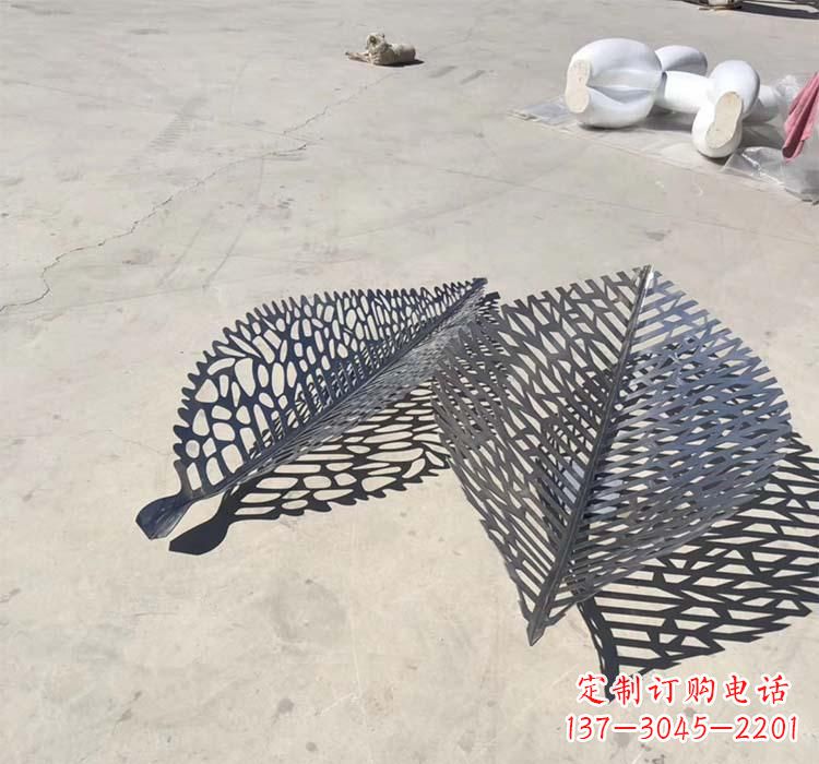 漳州不锈钢园林镂空树叶雕塑给空间增添美感