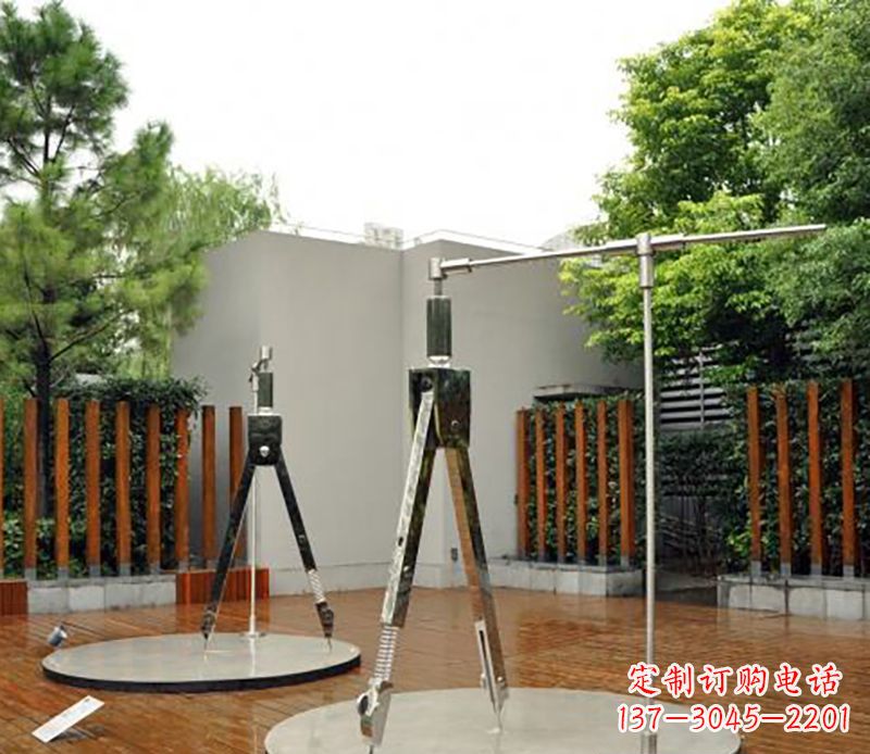 漳州以不锈钢精雕细琢的圆规雕塑