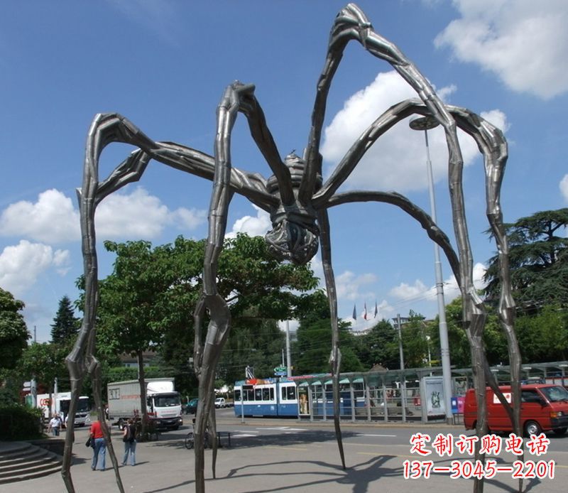 漳州蜘蛛侠雕塑点缀不锈钢的景观