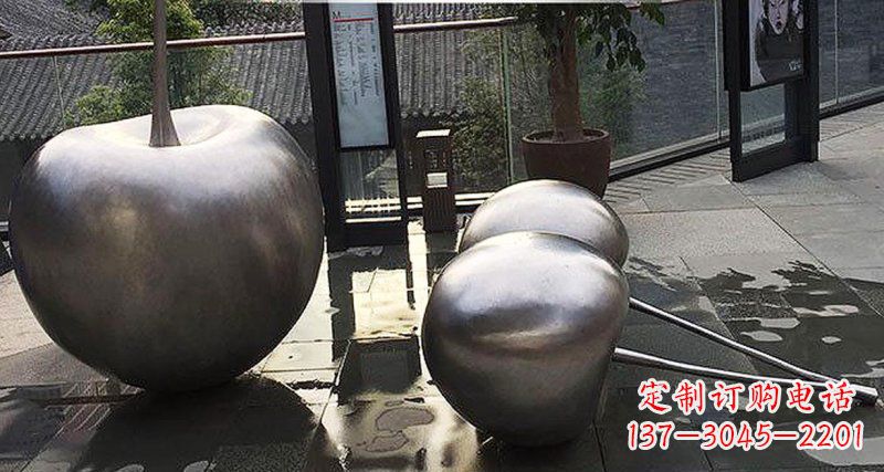 漳州樱桃雕塑点缀步行街美丽景观