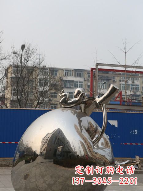 漳州城市中的苹果雕塑
