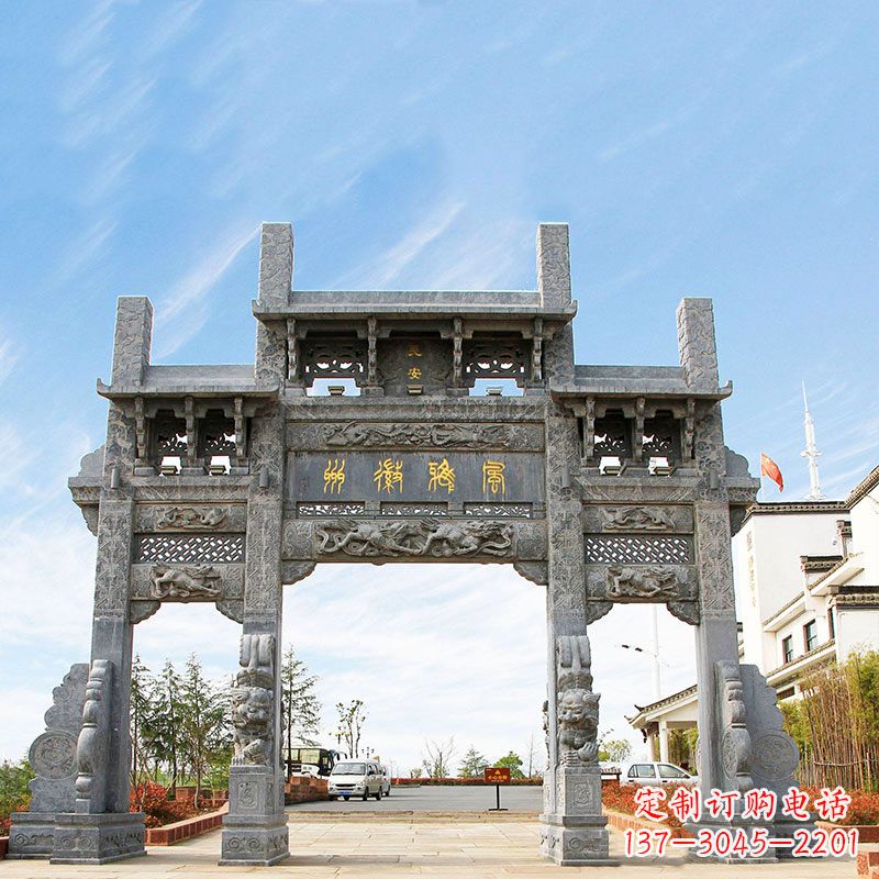 漳州城市园林中精美的牌坊雕塑