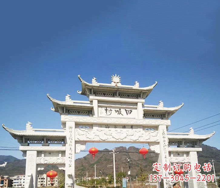 漳州村庄的牌坊雕塑