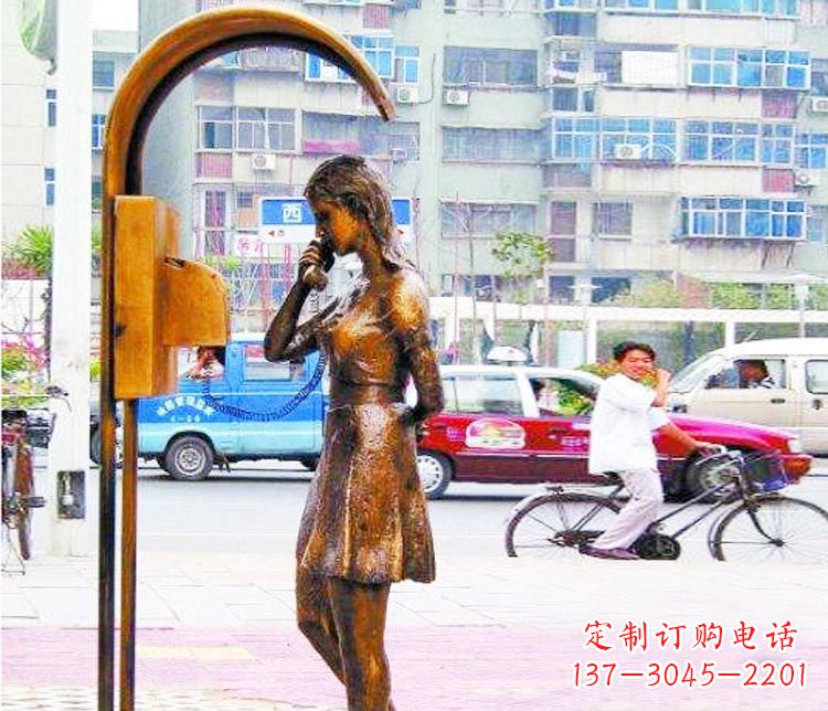 漳州电话亭打电话的女孩铜雕