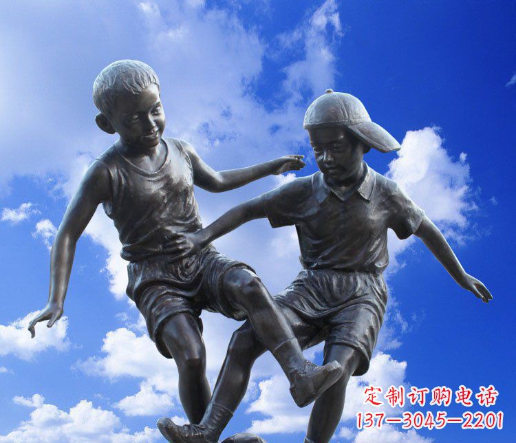 漳州校园玻璃钢仿铜儿童踢球景观雕塑