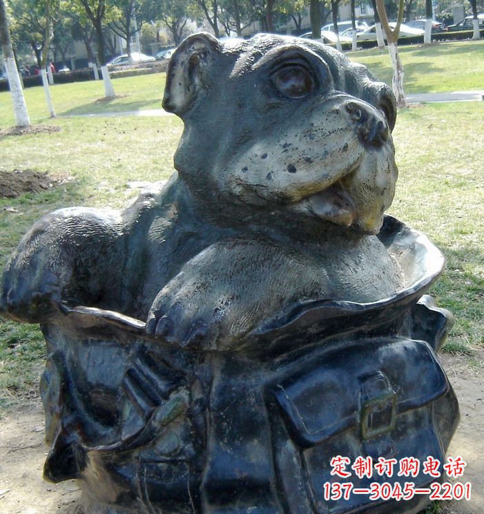 漳州公园背书包的小狗动物铜雕