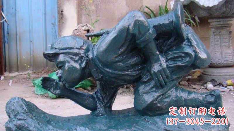 漳州公园背着冲锋号的小红军人物铜雕