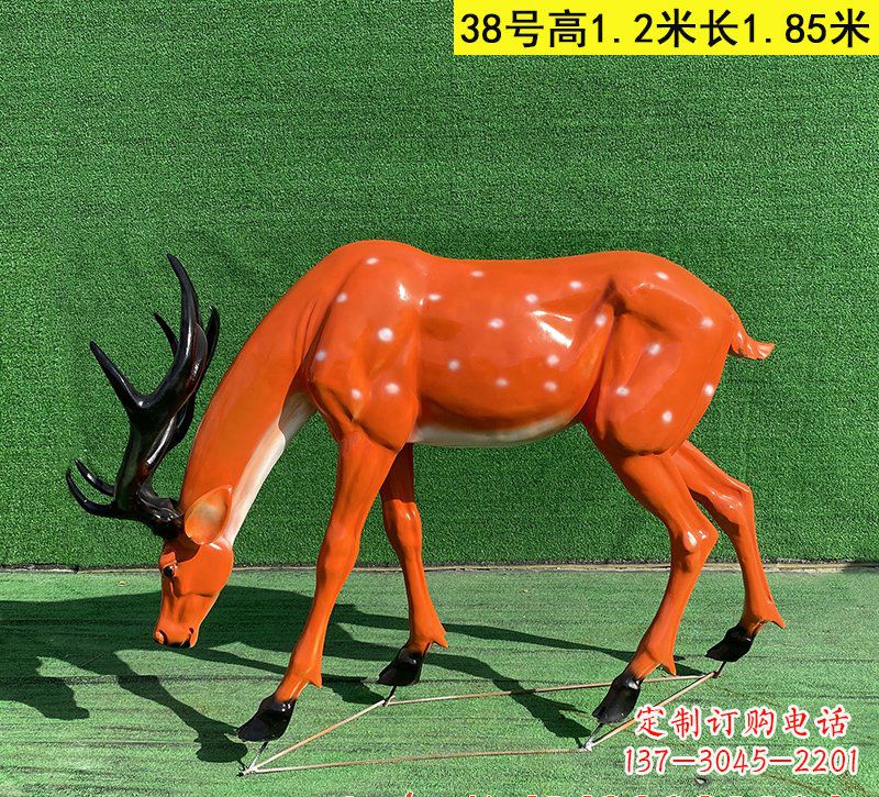 漳州以玻璃钢精心制作的梅花鹿雕塑