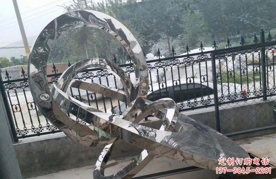 漳州宁静湖畔,圆环景观雕塑助公园璀璨