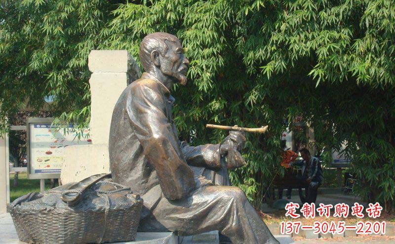 漳州老人小品铜雕抽袋烟的智慧与景仰
