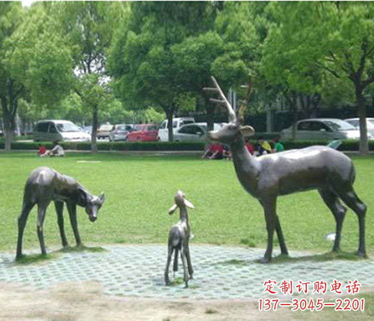 漳州梦幻般的雕塑——梅花鹿一家三口铜雕