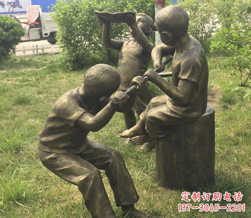 漳州公园玩水的儿童铜雕