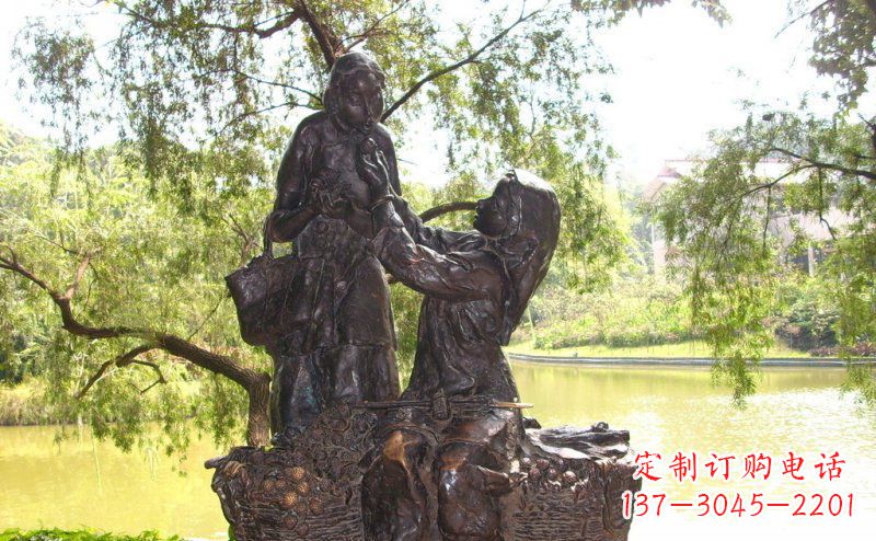 漳州温馨铜雕公园里喂母亲吃荔枝的女孩