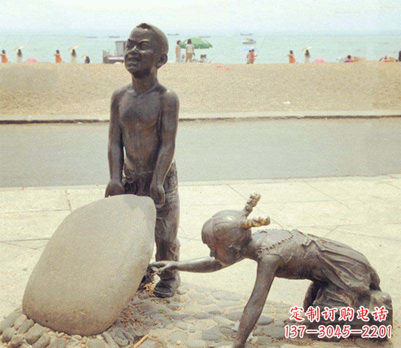 漳州海边抬石头的小孩铜雕