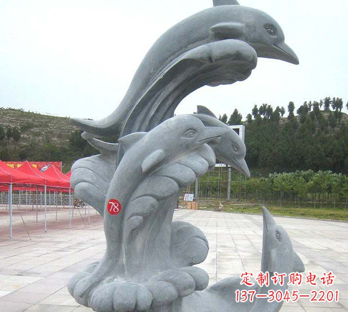 漳州青石海豚雕塑由中领雕塑制作，是一款以海豚…