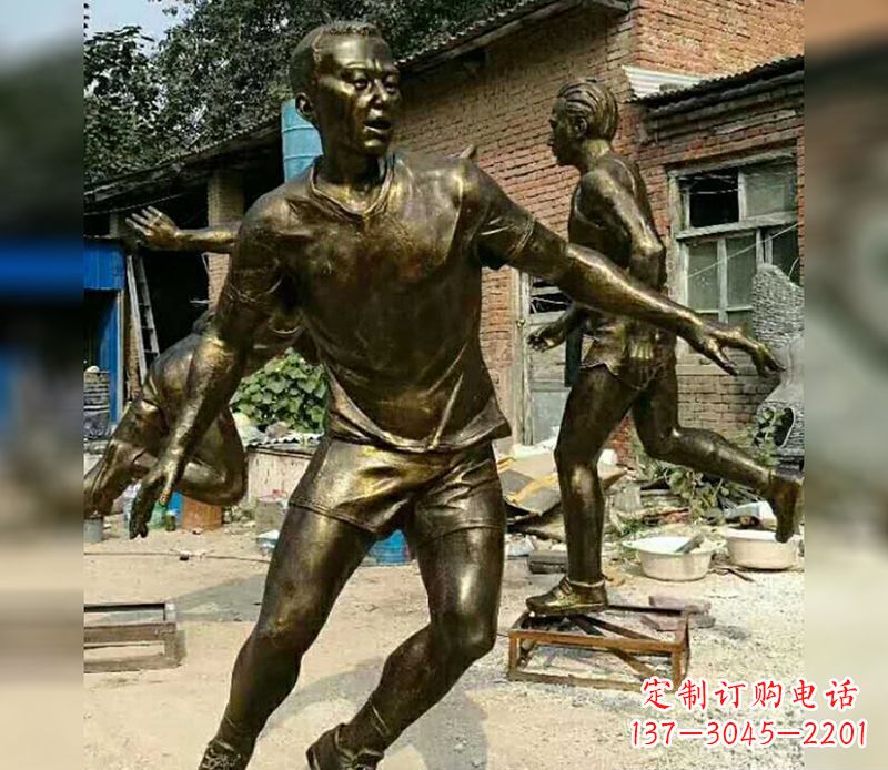 漳州踢足球广场人物铜雕
