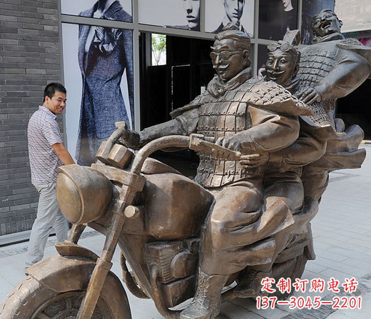 漳州铜雕街头骑摩托人物雕塑
