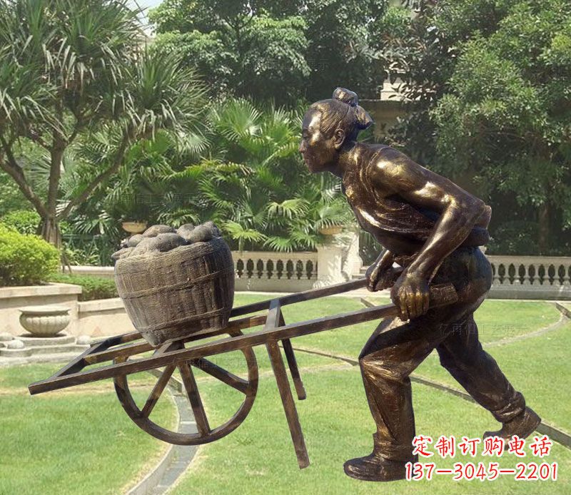 漳州推独轮车的古人铜雕