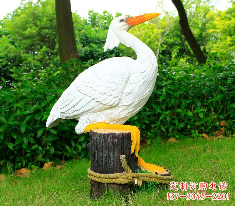 漳州一男一女抱一只鸽子雕像