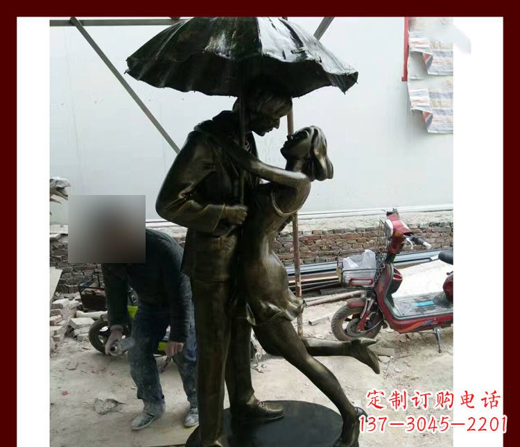漳州雨伞下拥抱的情侣铜雕