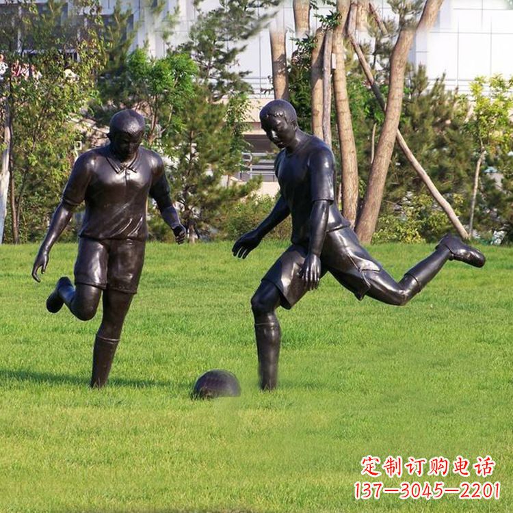 漳州园林踢足球人物铜雕