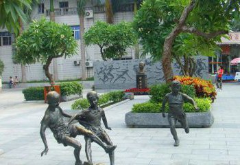 漳州小孩踢足球铜雕
