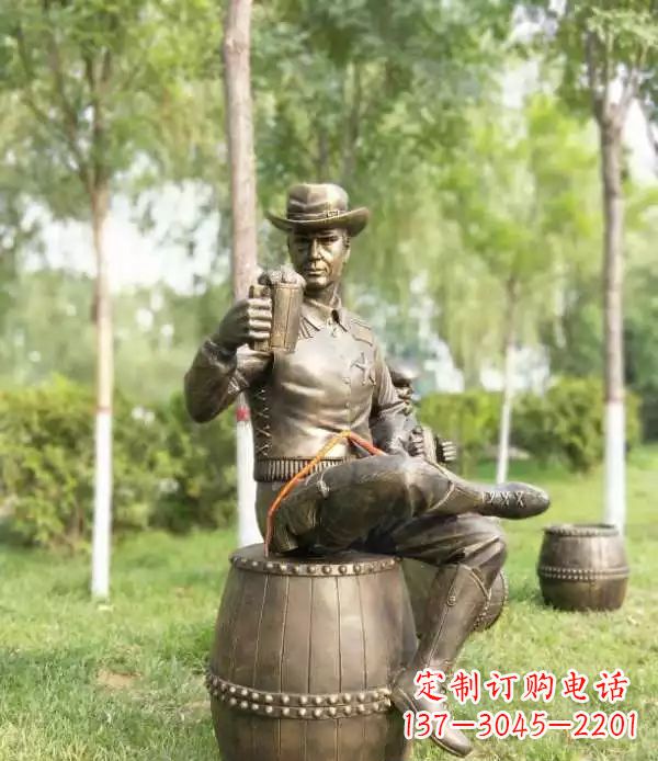 漳州坐酒桶喝啤酒的牛仔铜雕